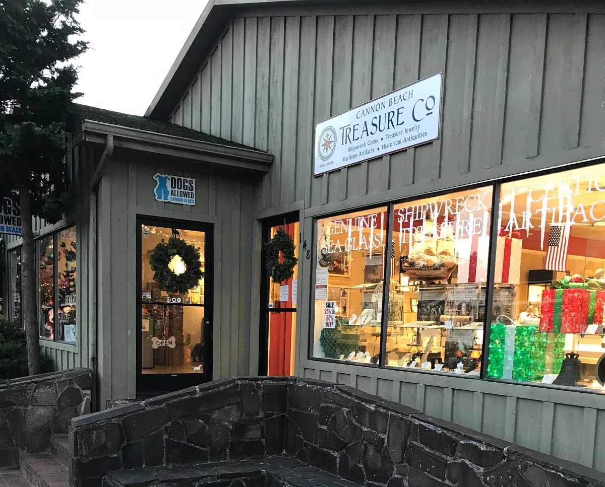 Cannon Beach dog friendly shops